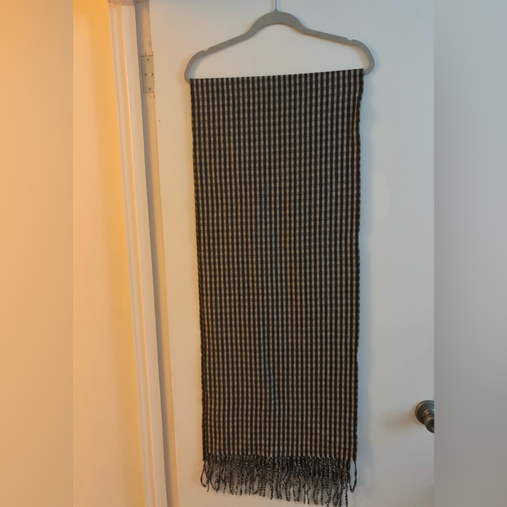 GAP Brown + Black Houndstooth Fringe Knit Scarf - Picture 4 of 6